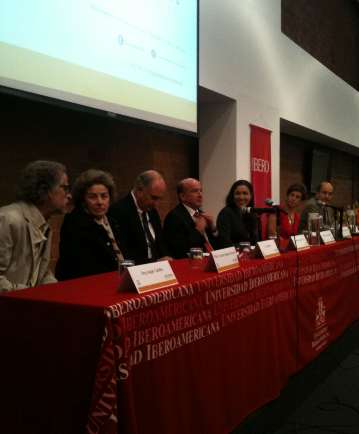 Ponentes, directivos y organizadores del evento en la Universidad Iberoamericana.